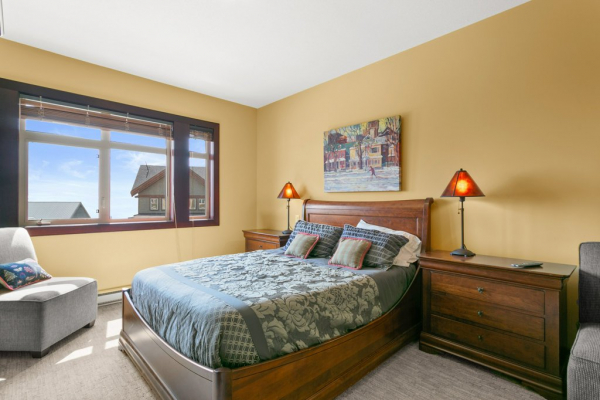 6 7700 Porcupine Rd - Big White condo bedroom - Tracey Vrecko