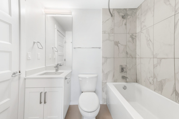 QVA Luxury 302 710 Stockwell Avenue - Bathroom