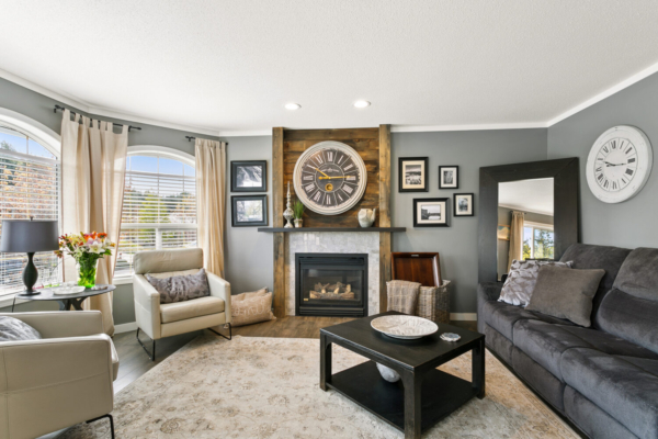 336 Woodpark Crescent - living room with bay windows - Tracey Vrecko