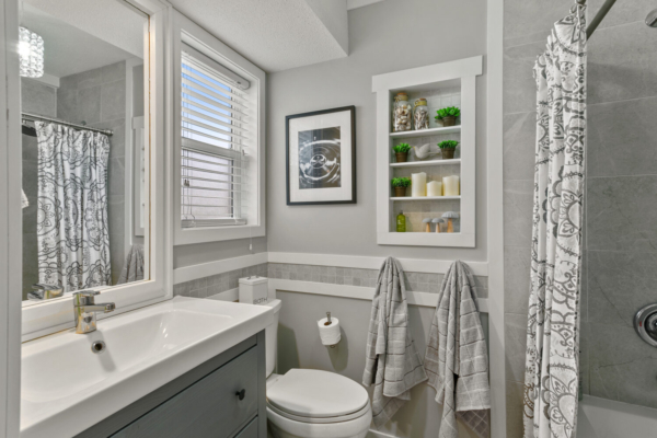 336 Woodpark Crescent - bright guest bathroom- Tracey Vrecko