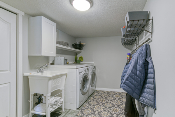 336 Woodpark Crescent - large laundry room - Tracey Vrecko