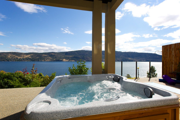 6-695 Westside Road N - Hot tub with view - Quincy Vrecko