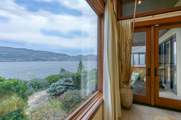 6-695 Westside Road N - Bedroom with a view - Quincy Vrecko