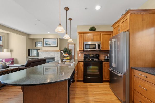 125-1795 Country Club Drive - Updated kitchen - QVA