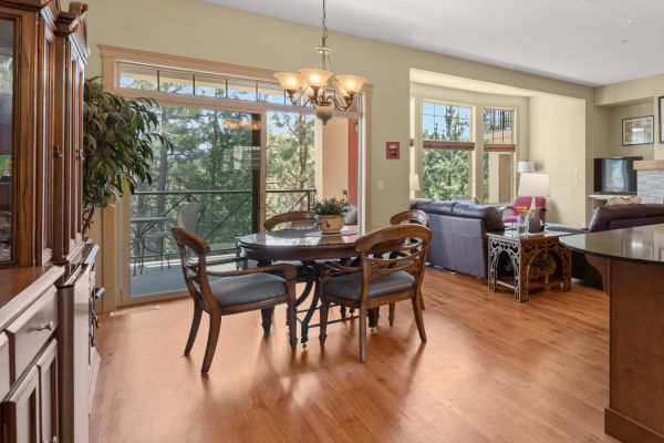 125-1795 Country Club Drive - Dining room with view - QVA