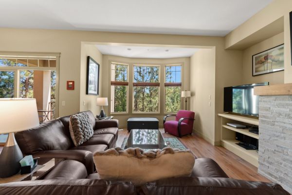 125-1795 Country Club Drive - Living room bay windows - QVA