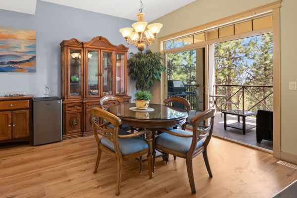 125-1795 Country Club Drive - Dining room with view - QVA