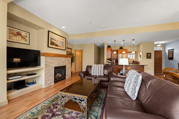 125-1795 Country Club Drive - Open concept living room - QVA