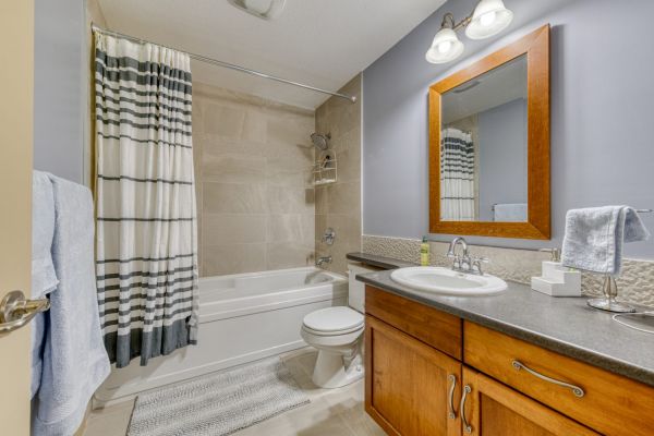 125-1795 Country Club Drive - Updated bathroom - QVA