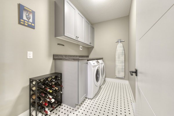 301-529 Truswell Road - modern laundry room - Tracey Vrecko