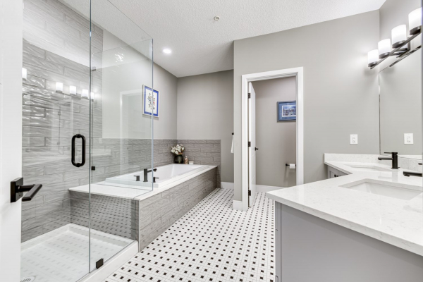 301-529 Truswell Road - luxury ensuite bathroom - Tracey Vrecko