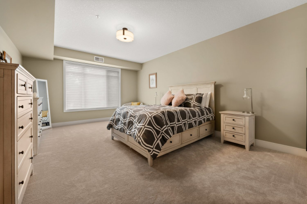 301-529 Truswell Road - bright bedroom - Tracey Vrecko