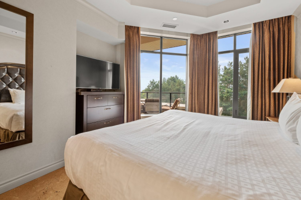 464-1288 Water Street - Master bedroom with view - QVA