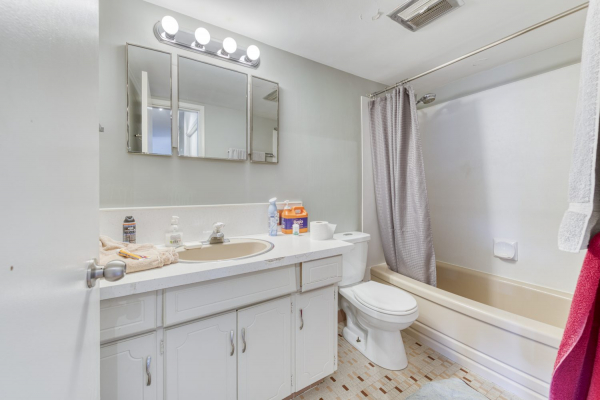 205-4058 Lakeshore Road - simple bathroom - QVA