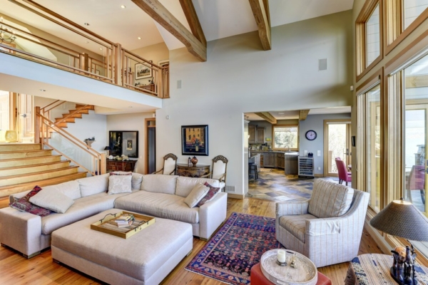 QVA Luxury 6850 Lakeshore Road - Living Room