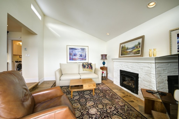 2650 Lakeview Rd - Family Room