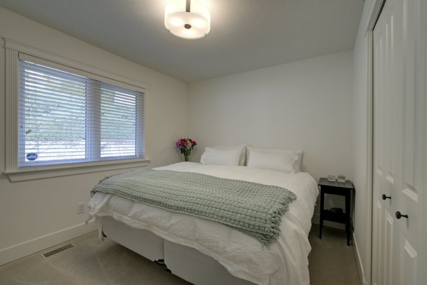 Spacious white bright bedroom in 2650 Lakeview