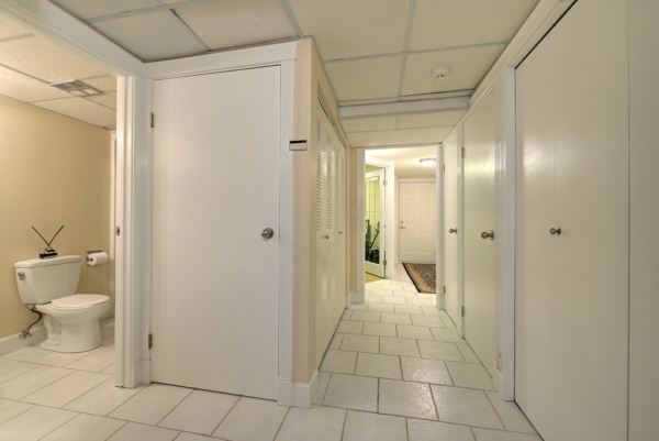 2650 Lakeview Rd- Bathroom/ Hall