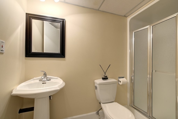 2650 Lakeview Rd- Bathroom